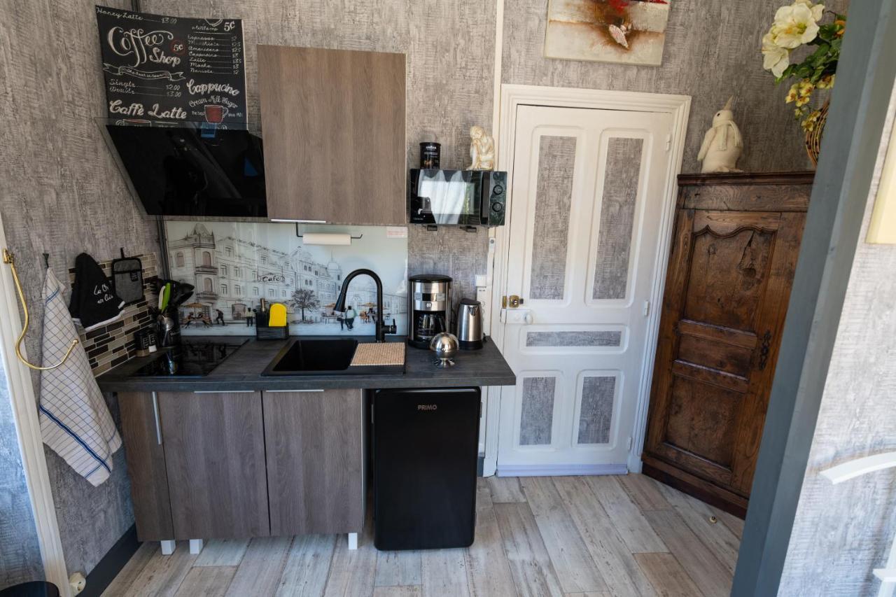 Studio Malou, Cuisine, Salle D'Eau, Terrasse Amenagee Olliergues Exterior foto
