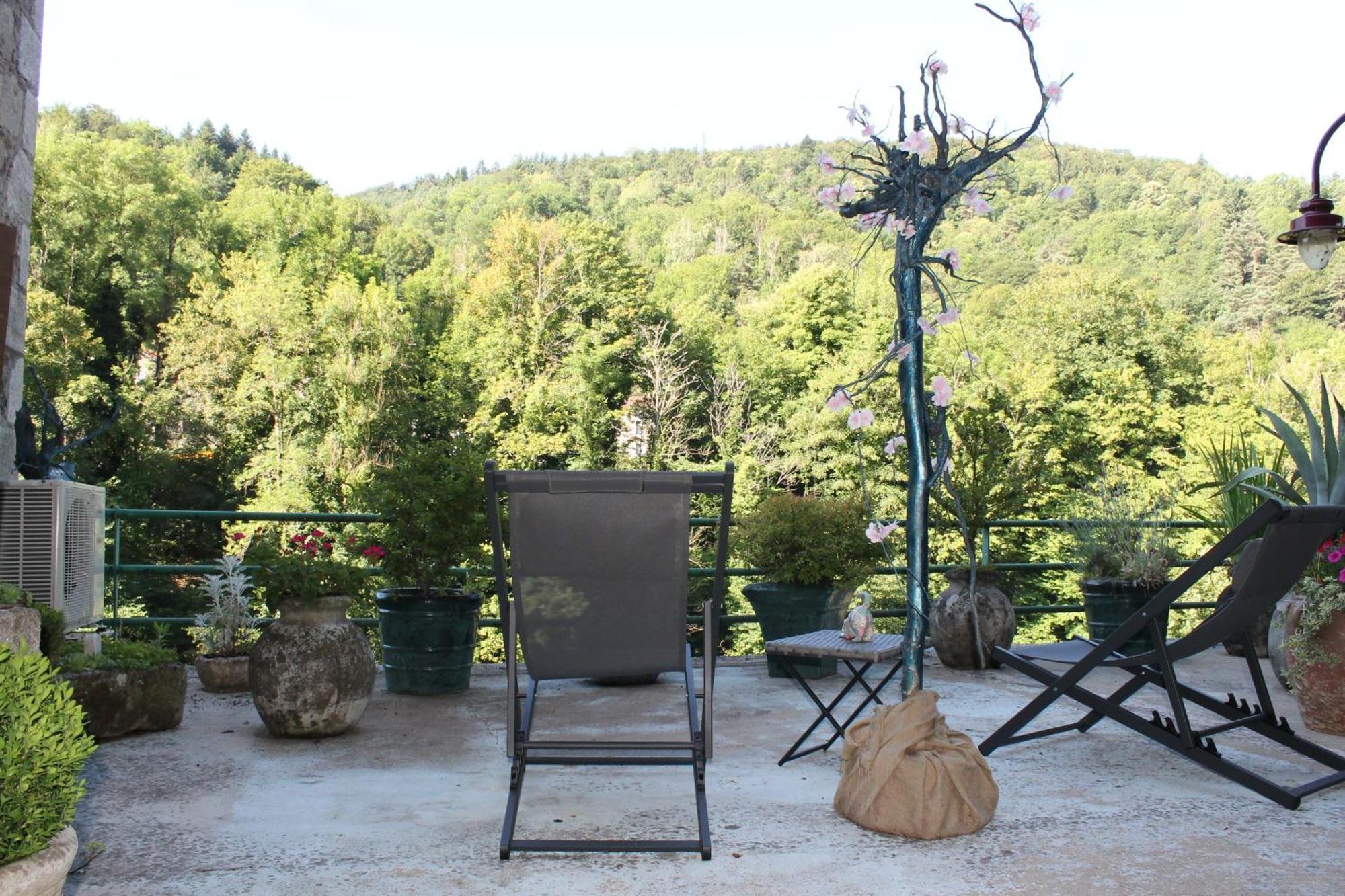 Studio Malou, Cuisine, Salle D'Eau, Terrasse Amenagee Olliergues Exterior foto