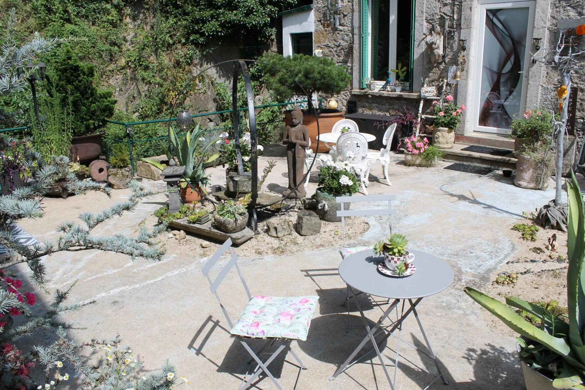 Studio Malou, Cuisine, Salle D'Eau, Terrasse Amenagee Olliergues Exterior foto