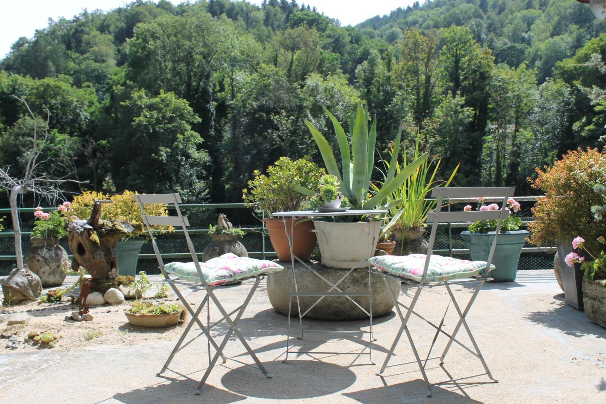 Studio Malou, Cuisine, Salle D'Eau, Terrasse Amenagee Olliergues Exterior foto